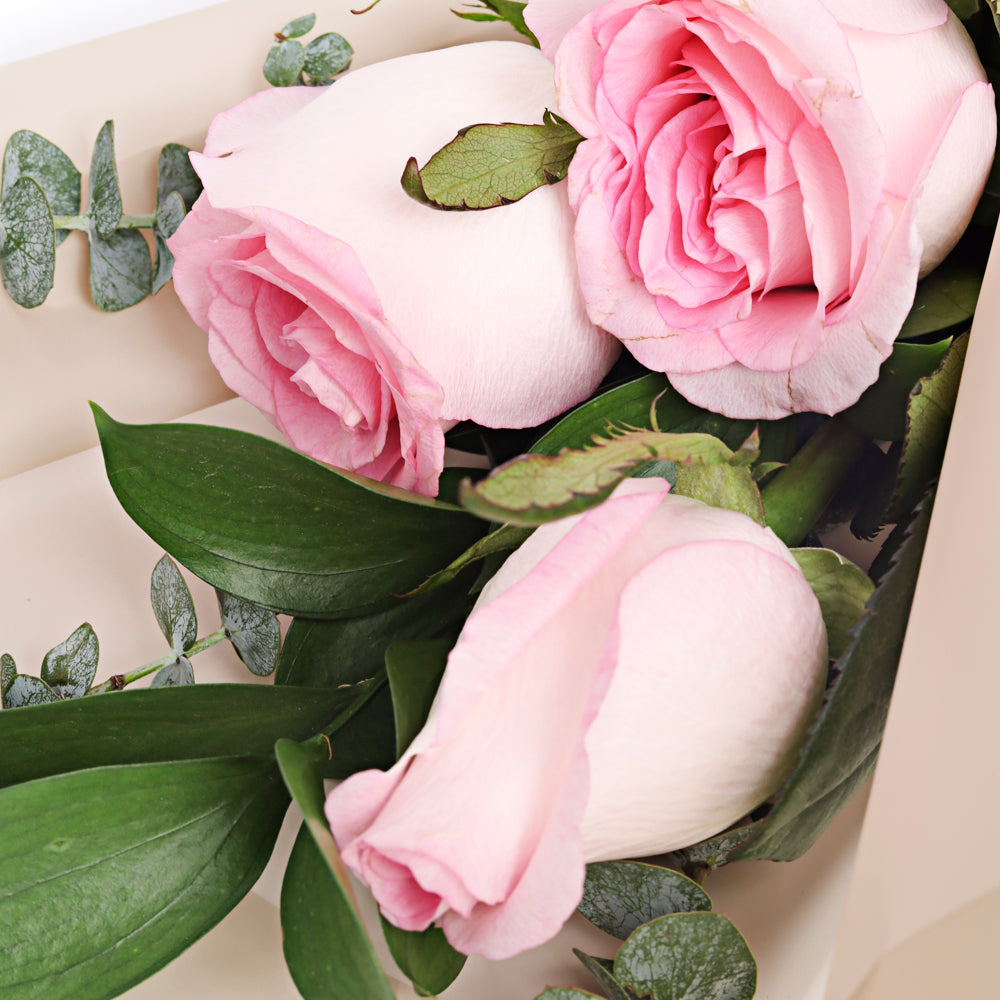 Bouquet de 3 rosas rojas/rosadas