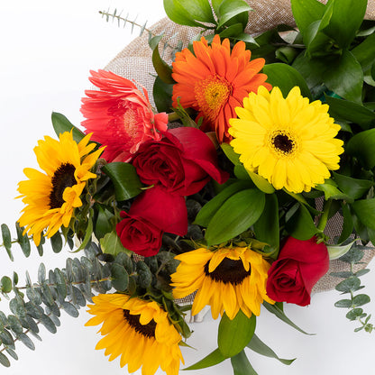 Rosas gérberas y girasoles